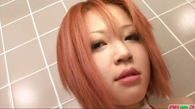 Cute young guy alte omas im swingerclub packt seinen Schwanz nach einem interview und wichst