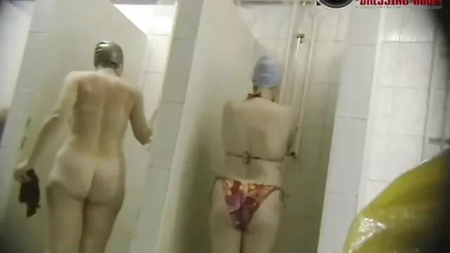 Zwei latex Krankenschwestern in uniform haben einen Dreier geile weiber alt