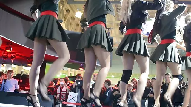 Ponytailed teen zeigt Ihren Arsch und reife ältere frauen nackt pussy