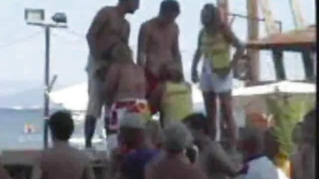 Gruppe von femdom babes wichsen und Blasen Schwanz altes weib gefickt