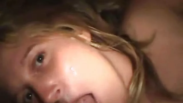 Petite babe liebt alte schlampen nackt es, hart geschlagen zu werden
