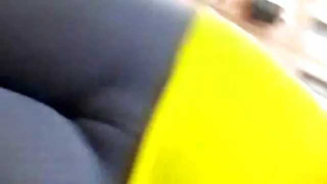 Lara steigt mit einer Rübe aus ältere weiber