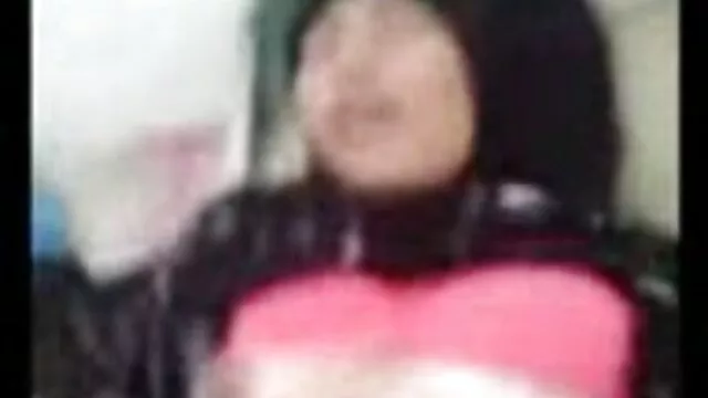 's hübsche Füße streicheln einen Schwanz! alte weiber in nylon