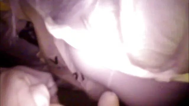 Dyke femdom perverse alte schlampen legt ihr Sub in Ketten, um Disziplin zu erwarten