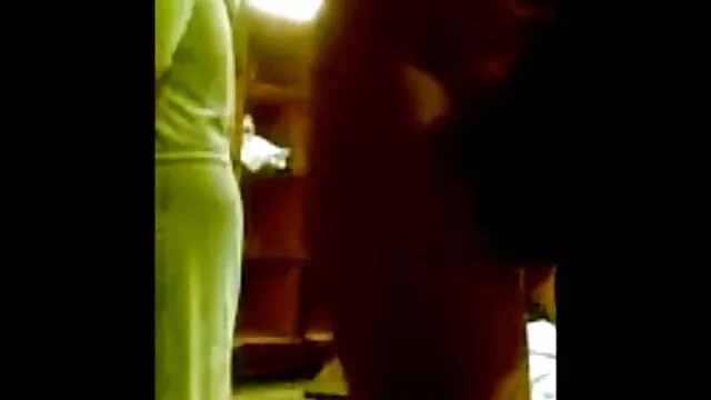 Nackte geile alte weiber beim sex Mutter schüttelt mit Musik nackten Arsch und haarige Muschi