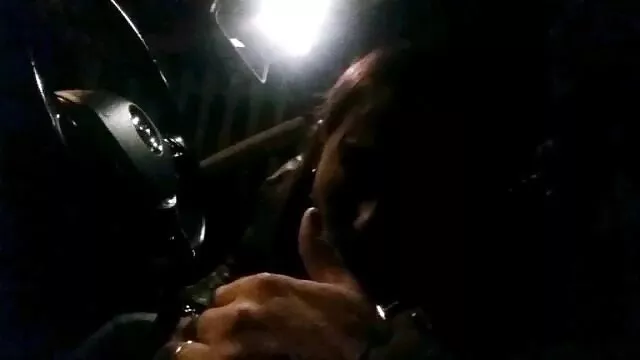 Gezähmt Teens Ersten timer Sandy alte nackte schlampen saugen Hahn